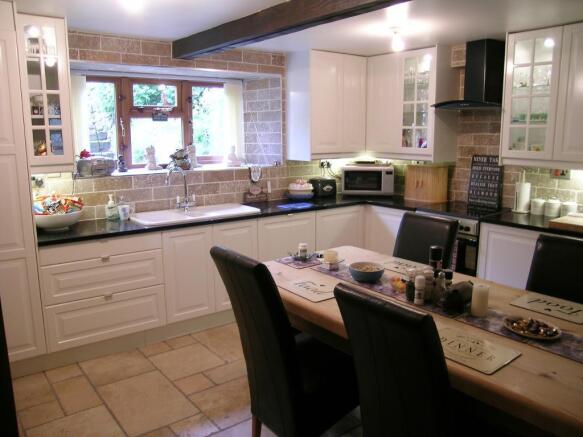 FITTED KITCHEN / DINER