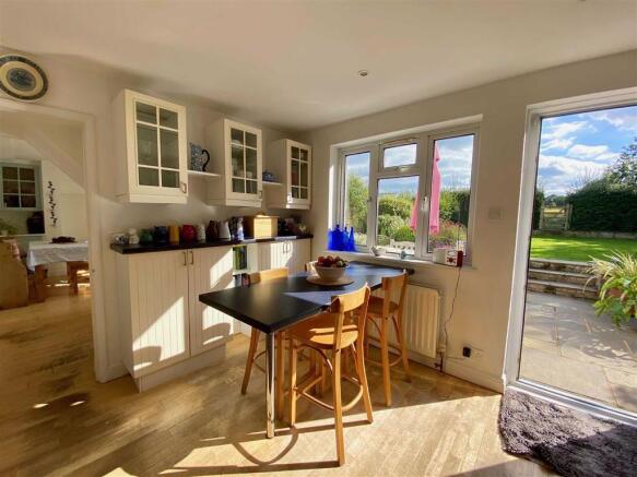 Kitchen/Breakfast Room: