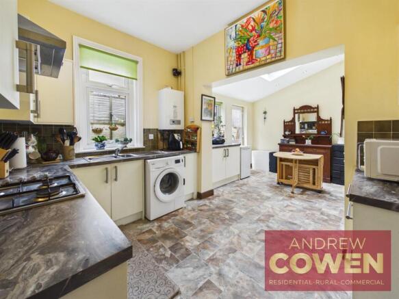 3 bed House for sale Image 4