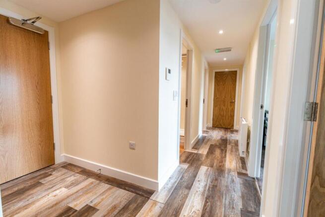 3 bed Apartment to rent Image 9