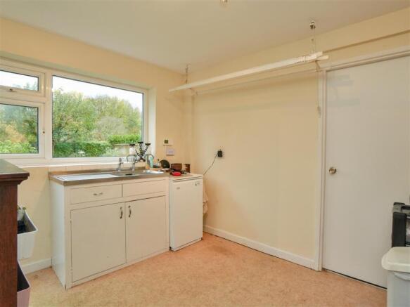 5 bed Detached for sale Image 10