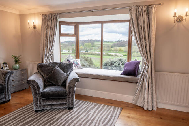 5 bed Detached for sale Image 10