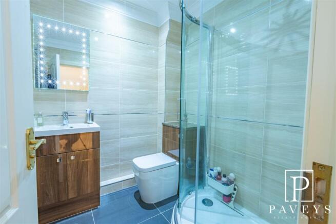 EN-SUITE SHOWER ROOM
