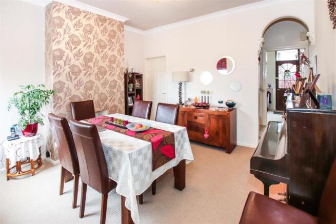 SEPARATE DINING ROOM
