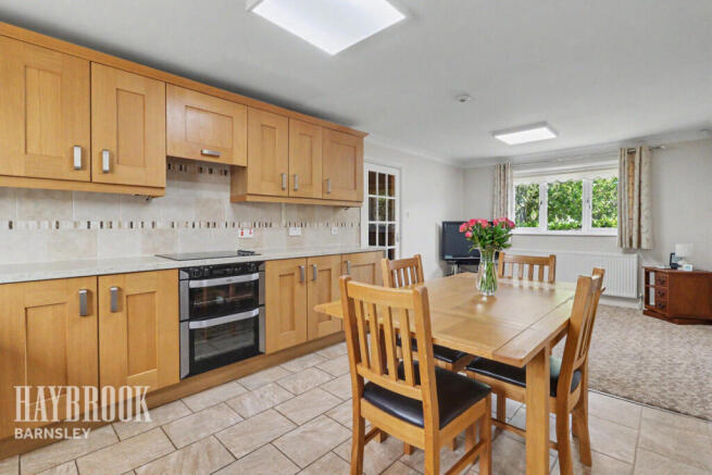 4 bed Detached for sale Image 6