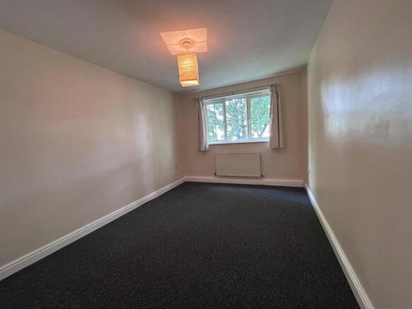 2 bed Apartment to rent Image 5