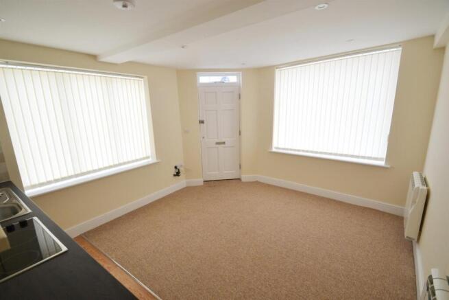 flat 2 sitting room.jpg