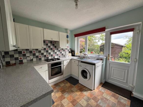2 bed Semi-Detached Bungalow for sale Image 8