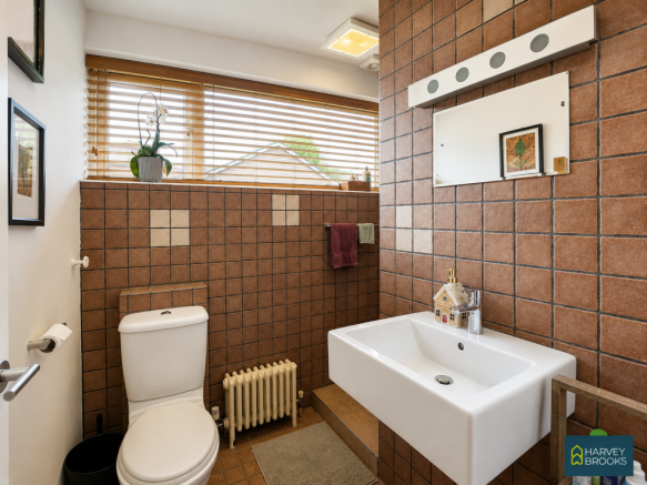 5 bed Detached for sale Image 7