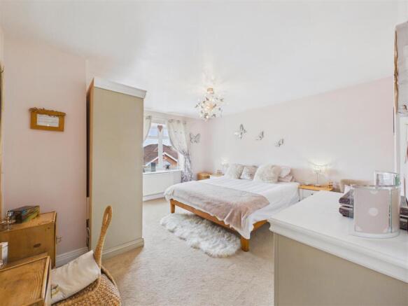 4 bed Detached for sale Image 12