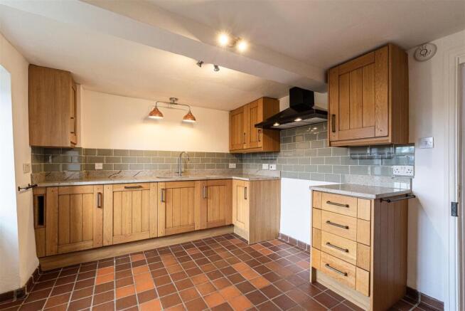 6 Kitchen.jpg