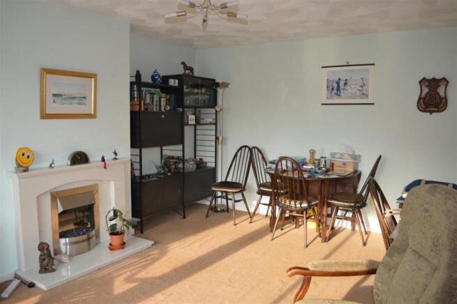 LOUNGE DINING ROOM