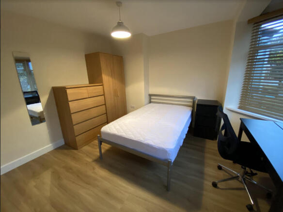 4 bed House to rent Image 5