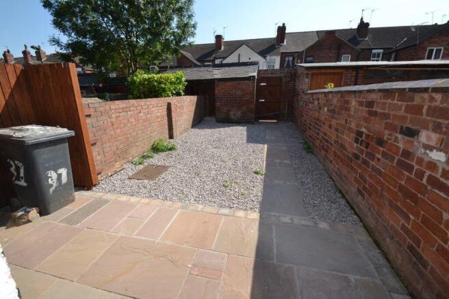 2 bed Terraced to rent Image 5