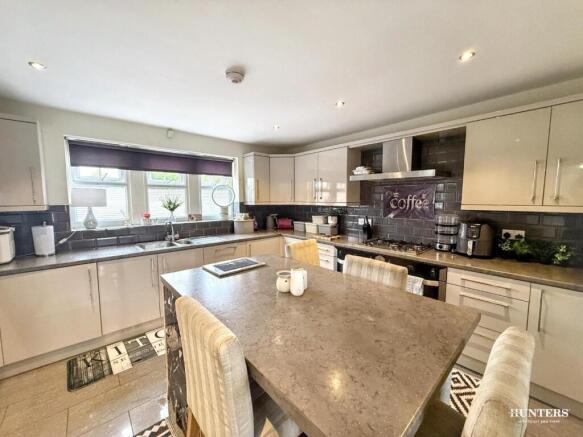 5 bed Detached for sale Image 8