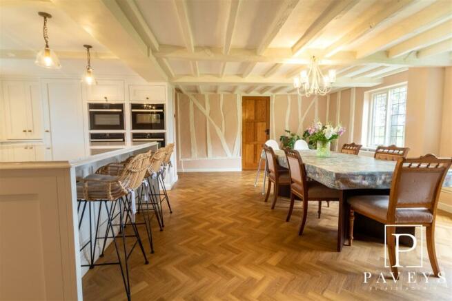 KITCHEN/DINING FAMILY ROOM