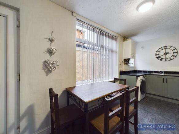 4 bed Town House to rent Image 12