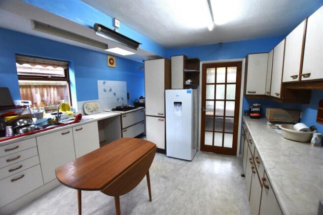 18 Old Road North - kitchen.JPG