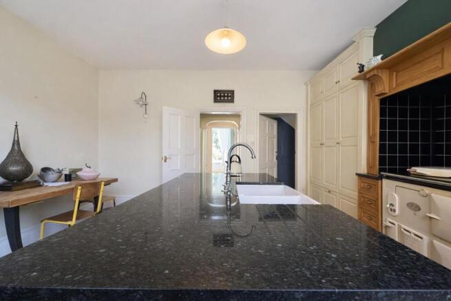 6 bed Semi-Detached for sale Image 12