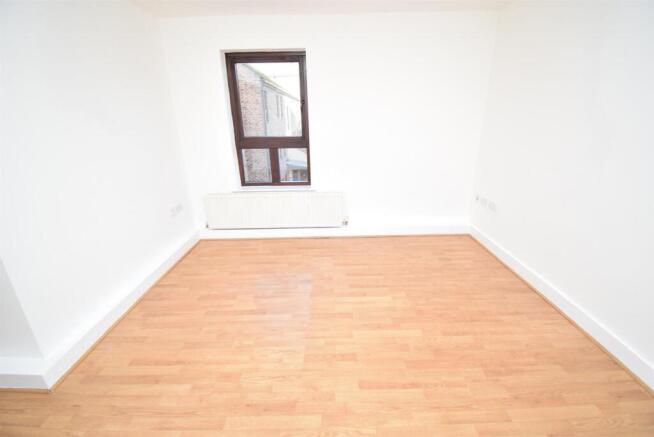 2 bed Apartment to rent Image 4