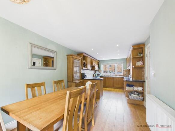 5 bed Detached for sale Image 7