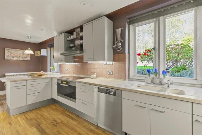 5 bed Detached for sale Image 9