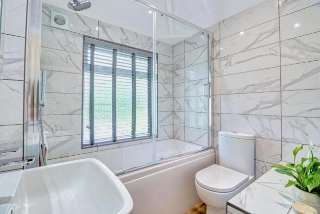 LUXURY HOUSE BATHROOM