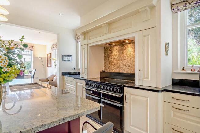 4 bed Detached for sale Image 9