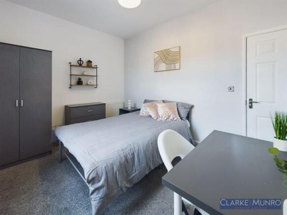 4 bed Terraced to rent Image 8