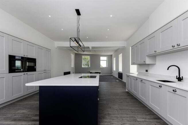 4 bed Detached for sale Image 8