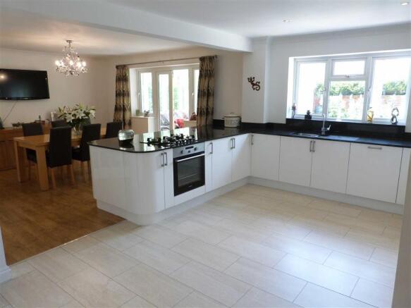 OPEN PLAN KITCHEN/DI