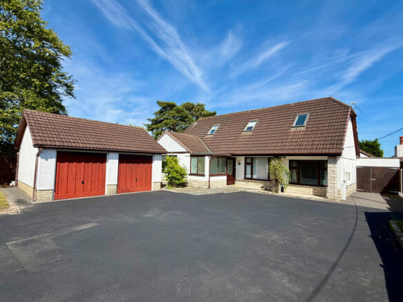 five bedroom chalet house with annexe