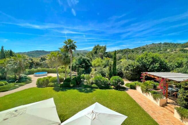 02 andratx Mediterrane Finca mit parkaehnlichem Garten kaufen rasen