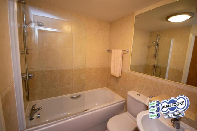 EN-SUITE BATHROOM