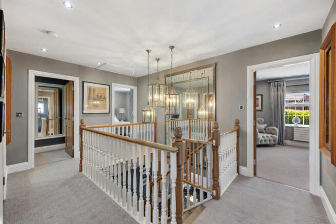 5 bed Detached for sale Image 11
