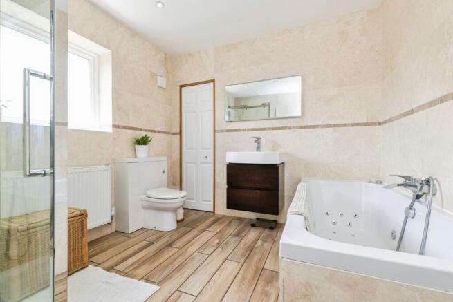 4 bed Detached for sale Image 12