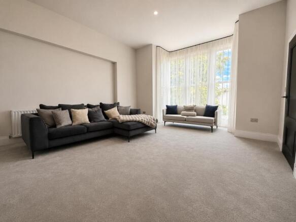 5 bed Semi-Detached to rent Image 12