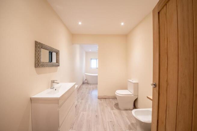 BATHROOM 01.jpg