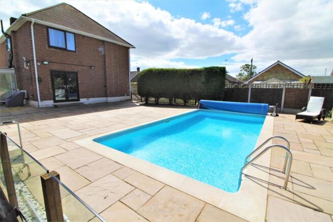 SWIMMING POOL & PATIO