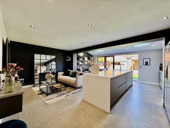 5 bed Detached for sale Image 5