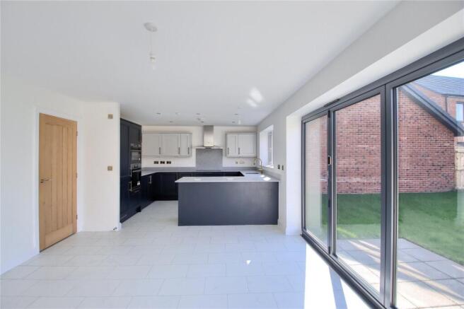 5 bed Detached for sale Image 4