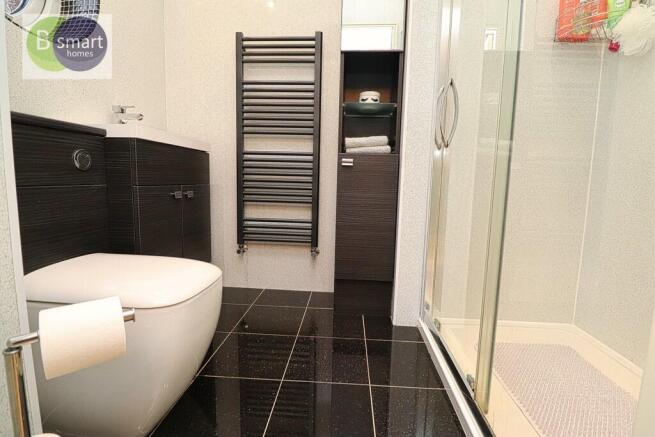 6 bed Detached for sale Image 11