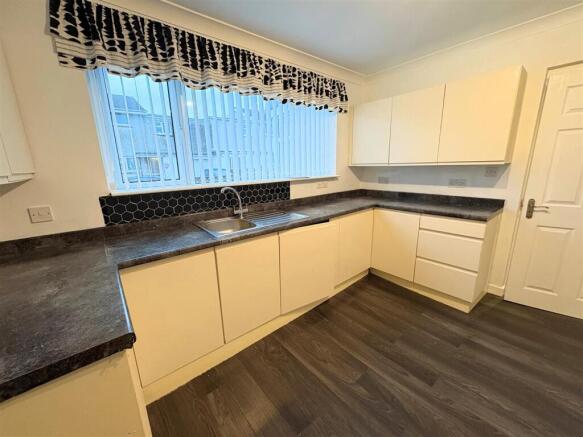 Kitchen c (edit).jpg