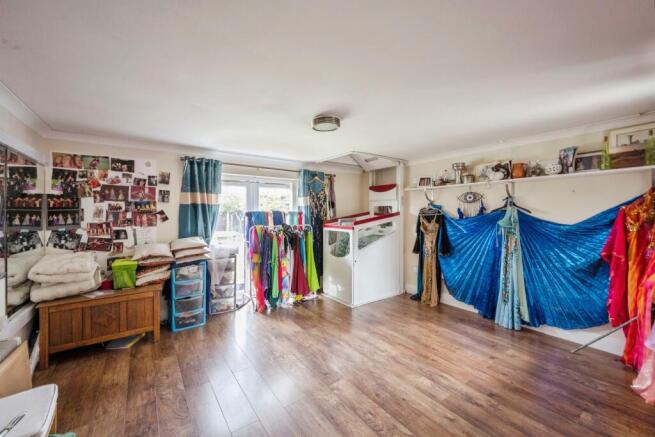 6 bed Detached for sale Image 8