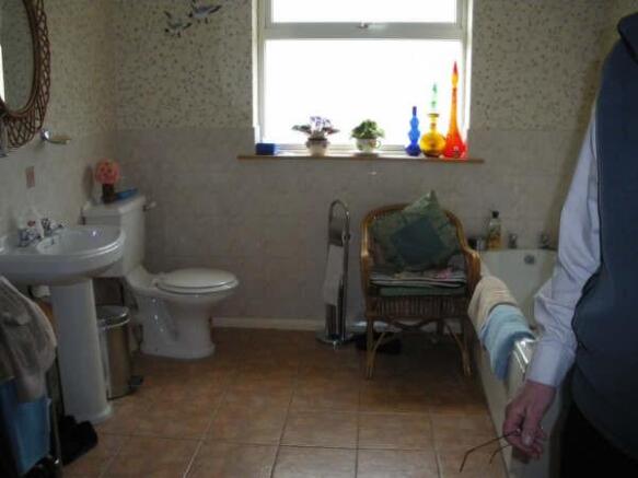 LARGE BATHROOM