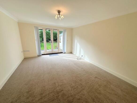 Lounge/Dining Roo...