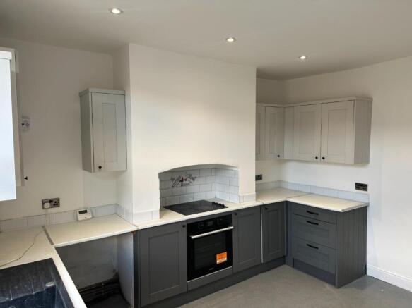 2 bed Terraced to rent Image 5