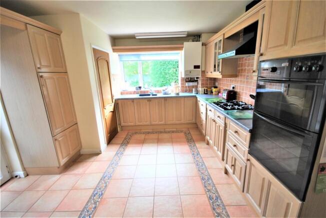 KITCHEN/DINER: