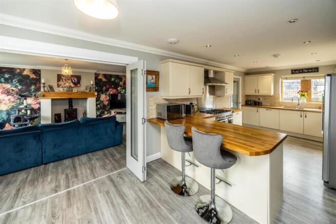 4 bed House for sale Image 4