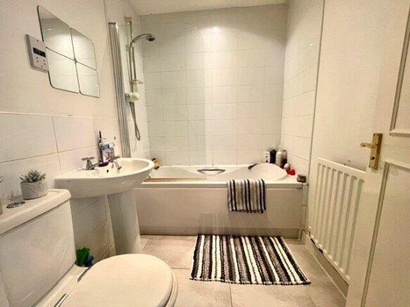 2 bed Flat to rent Image 10